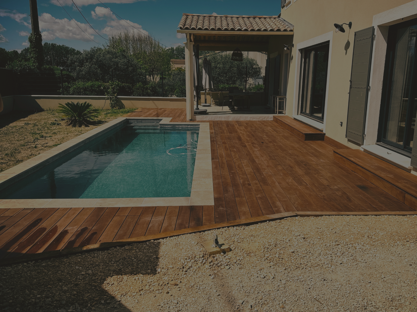 Terrasse bois autour de piscine, élégance et confort pour vos extérieurs.